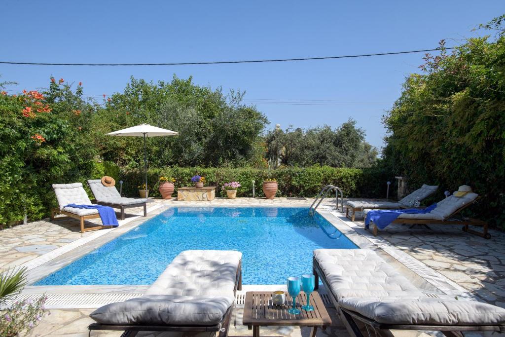 Bazén v ubytovaní Beach Villa Blue by PosarelliVillas alebo v jeho blízkosti