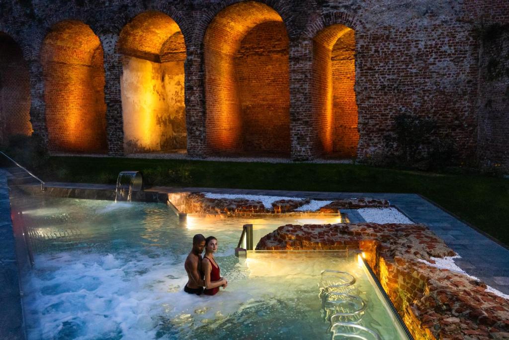 Bazén v ubytování QC room Milano Porta Romana nebo v jeho okolí