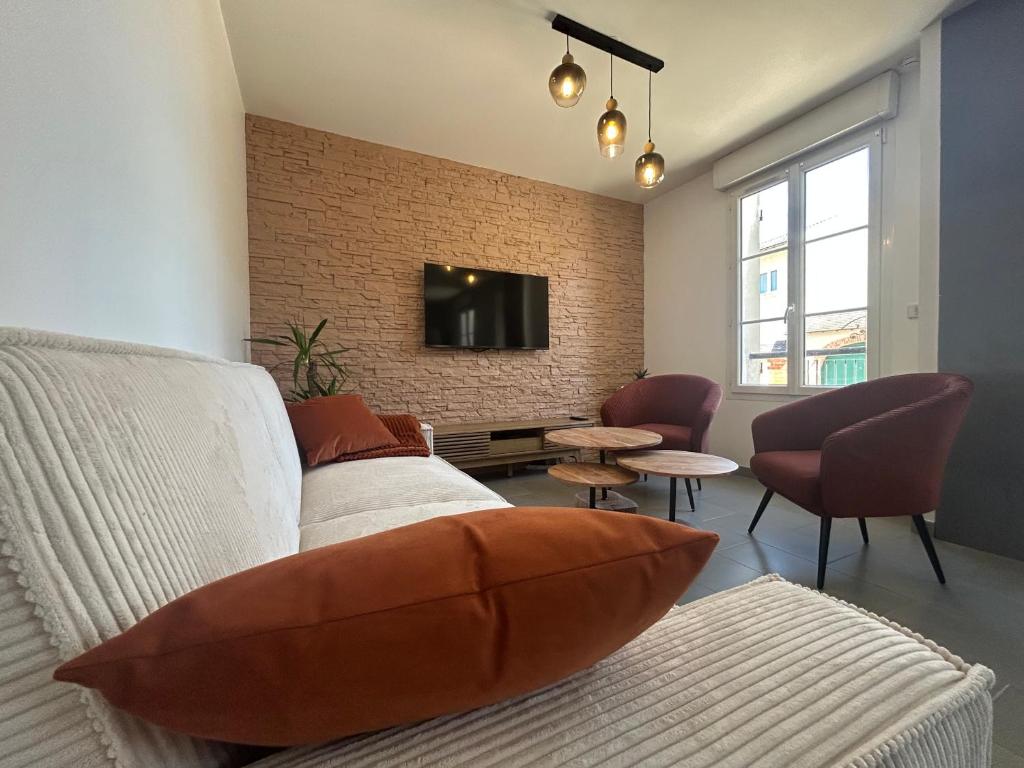 Телевизор и/или развлекательный центр в CHEZ FERNAND Cottage AC Terrace Garden Petanque court & private free parking
