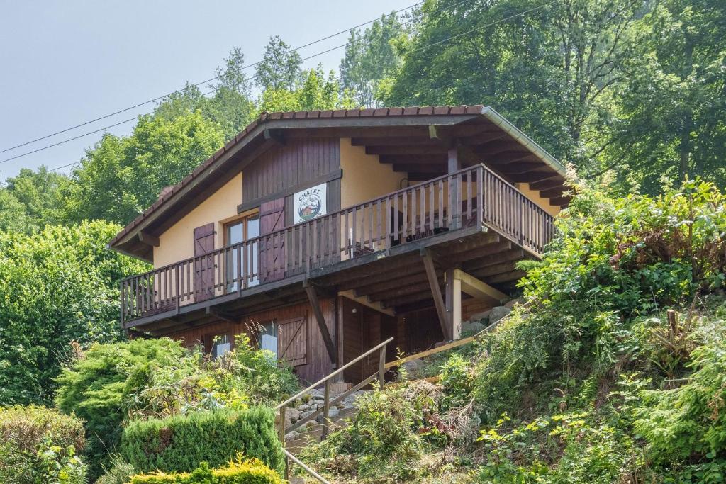 una casa en la ladera de una colina en Chalet des cimes - Avec jardin, en La Bresse