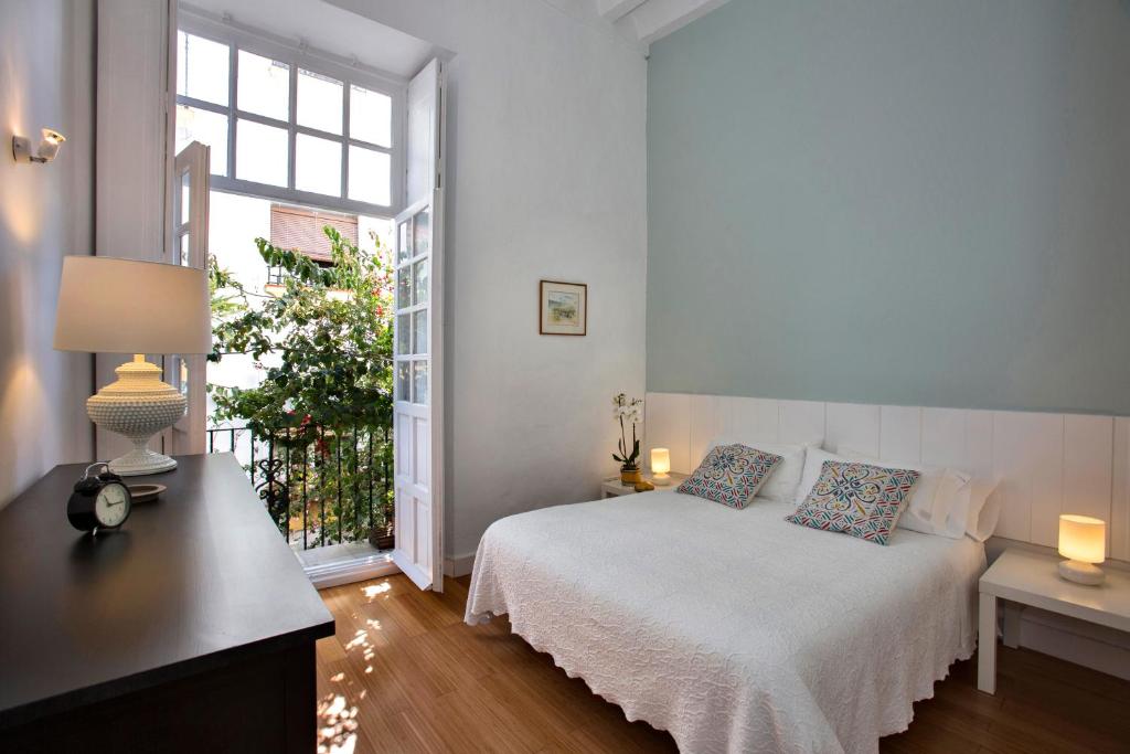 マルベーリャにあるStylish Old Town apartmentのベッドルーム(白いベッド1台、窓付)