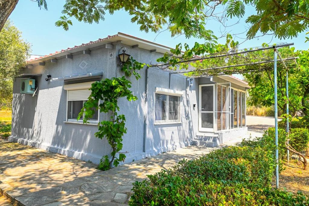 Το κτήριο όπου στεγάζεται  η παραθεριστική κατοικία