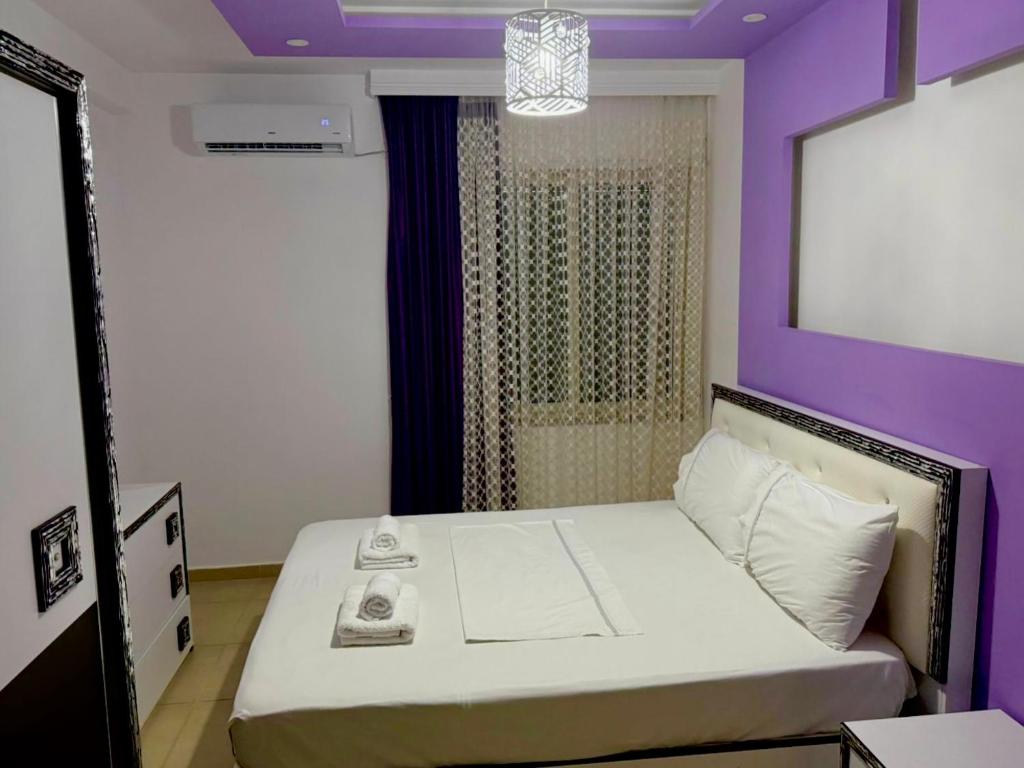 Uma cama ou camas num quarto em Chloe Apartament