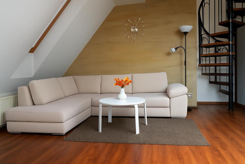 Khu vực ghế ngồi tại Dwupoziomowy apartament zielone spokojne rodzinne