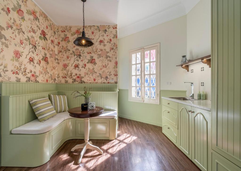 eine Küche mit einer Couch und einem Tisch in einem Zimmer in der Unterkunft Boutique Home Van Mieu Ha Noi in Hanoi