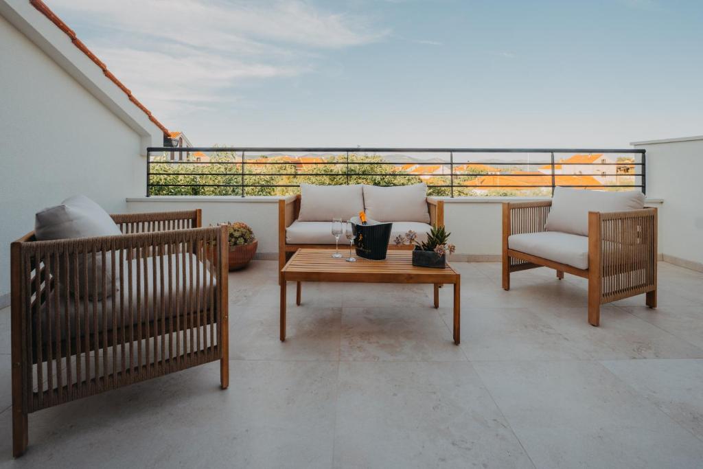 a living room with two chairs and a coffee table at Levanat Iž in Veli Iž