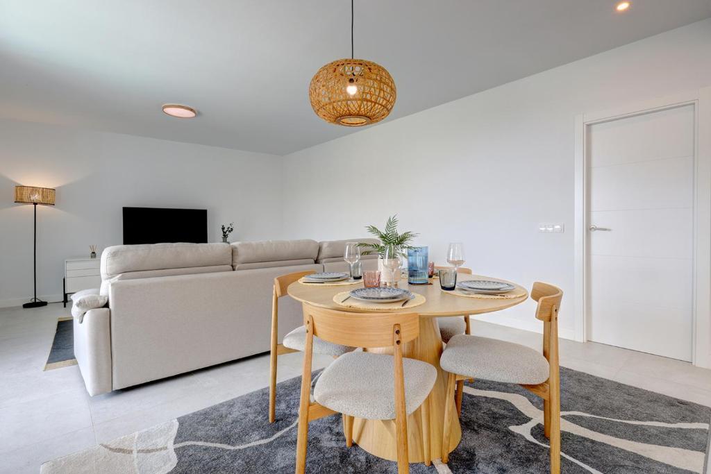 Las Mesas Modern Apartment with Pool in Estepona