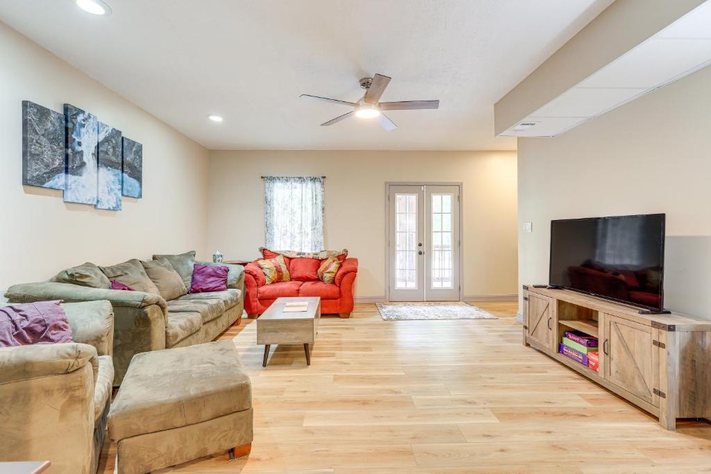纽南10 Mi to Chattahoochee Bend Peaceful Apt with Patio的配有沙发和平板电视的客厅