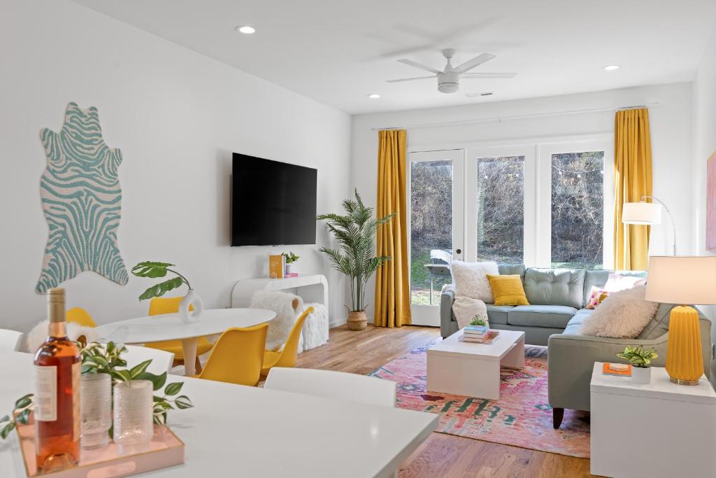 查塔努加Starburst - An Atomic Ridge Home的带沙发和桌子的客厅