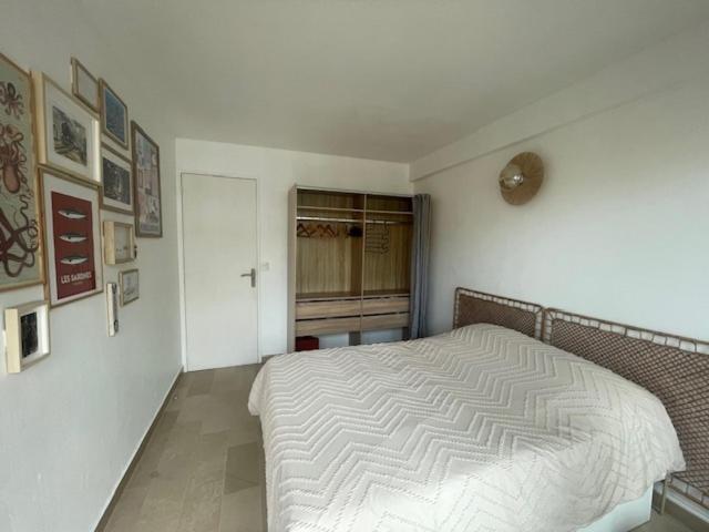 a bedroom with a white bed in a room at Appartement à vence in Vence
