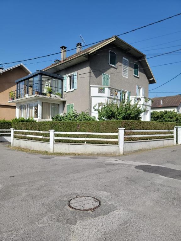 une maison avec une bouche d'égout au milieu d'une rue dans l'établissement Au bord du Foron, à Scionzier