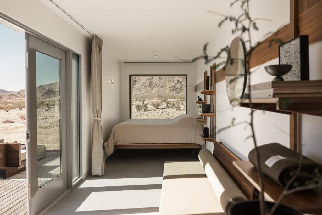 Postel nebo postele na pokoji v ubytování RESET Hotel Joshua Tree