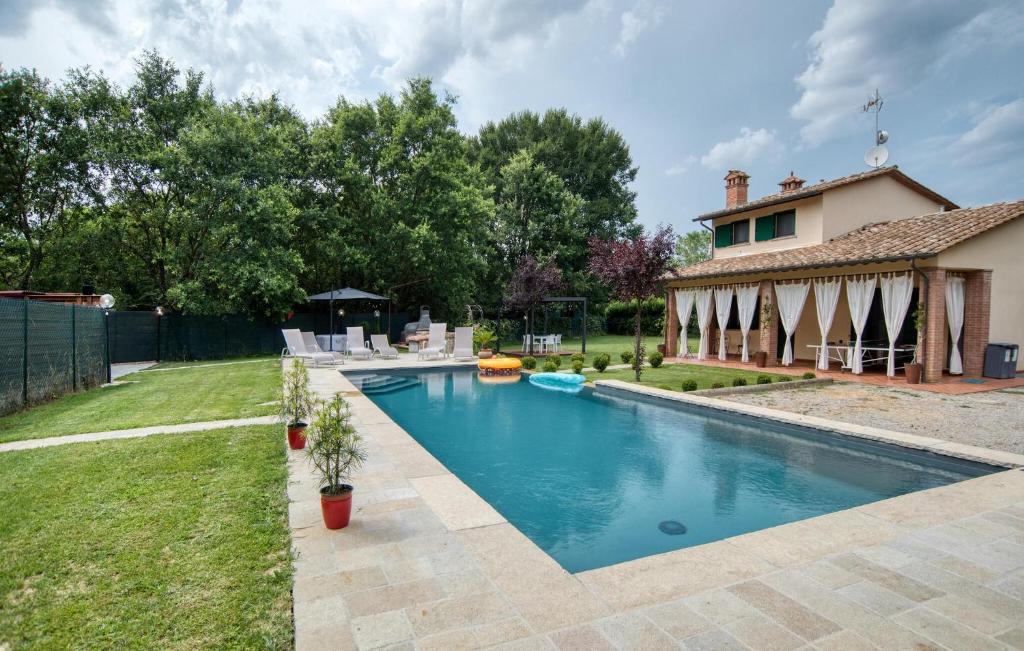 ein Swimmingpool im Hinterhof eines Hauses in der Unterkunft Nice Home In Castiglion Fiorentino in Castiglion Fiorentino