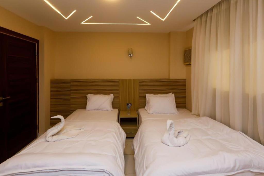 Postel nebo postele na pokoji v ubytování Rizkyan pyramids view INN