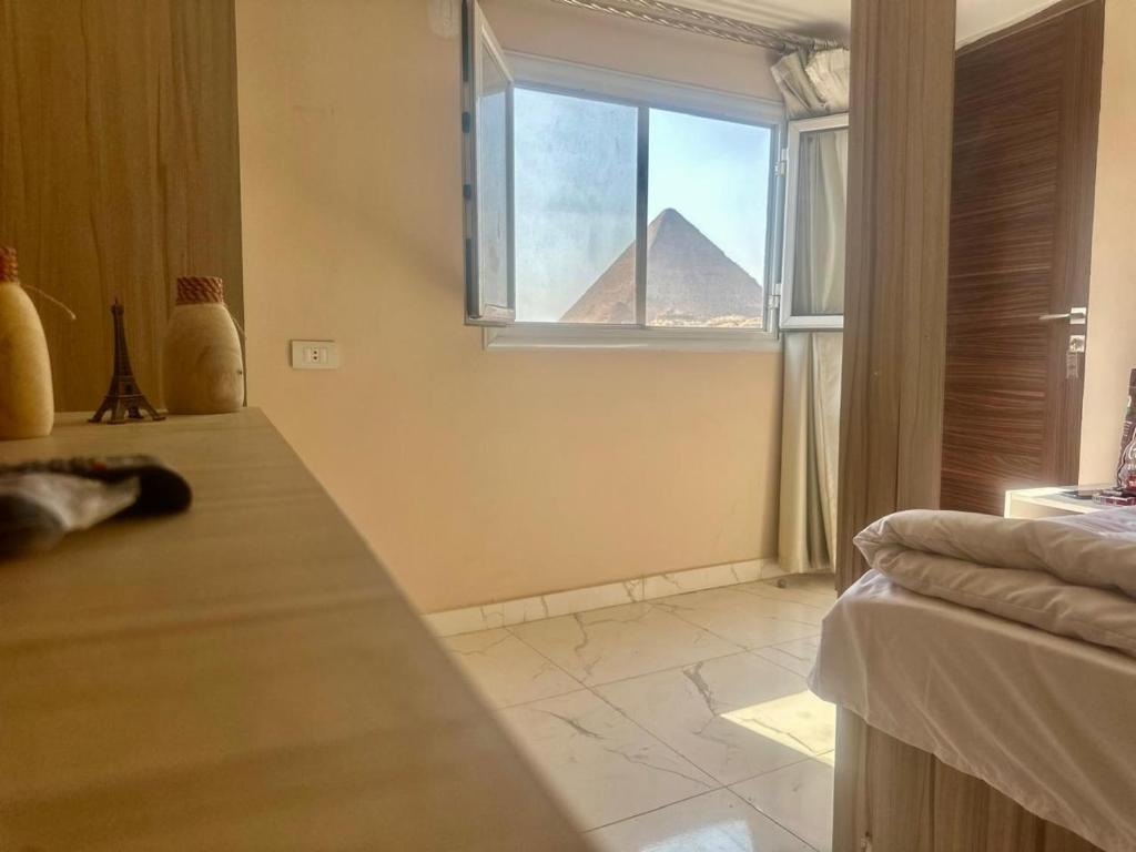 Postel nebo postele na pokoji v ubytování Rizkyan pyramids view INN