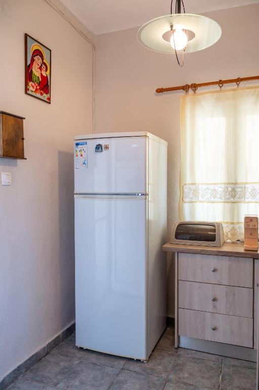 Кухня или мини-кухня в Dimitri's Apartment
