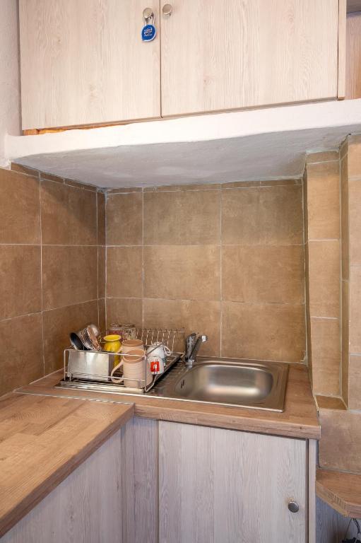 Кухня или мини-кухня в Dimitri's Apartment

