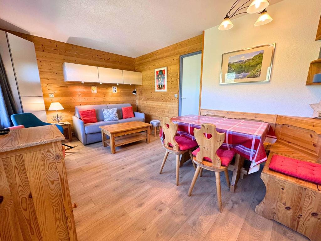 une cuisine et un salon avec une table et des chaises dans l'établissement Appartement 2 pièces cabine pour 5 pers, skis aux pieds, balcon sud-ouest, Reberty 2000 - FR-1-452-252, aux Menuires