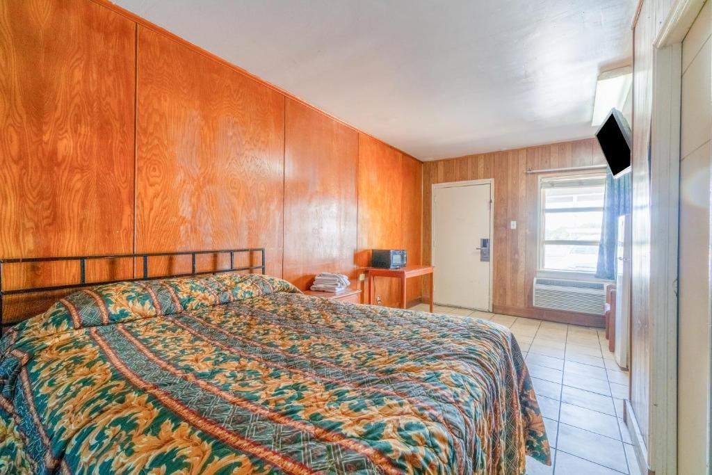 Postel nebo postele na pokoji v ubytování Gulfway Motel By OYO Near Airport I 37
