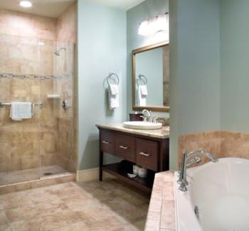 ein Badezimmer mit Badewanne, Waschbecken und Dusche in der Unterkunft Wyndham National Harbor 3BR Apartment with Resort Access in Oxon Hill