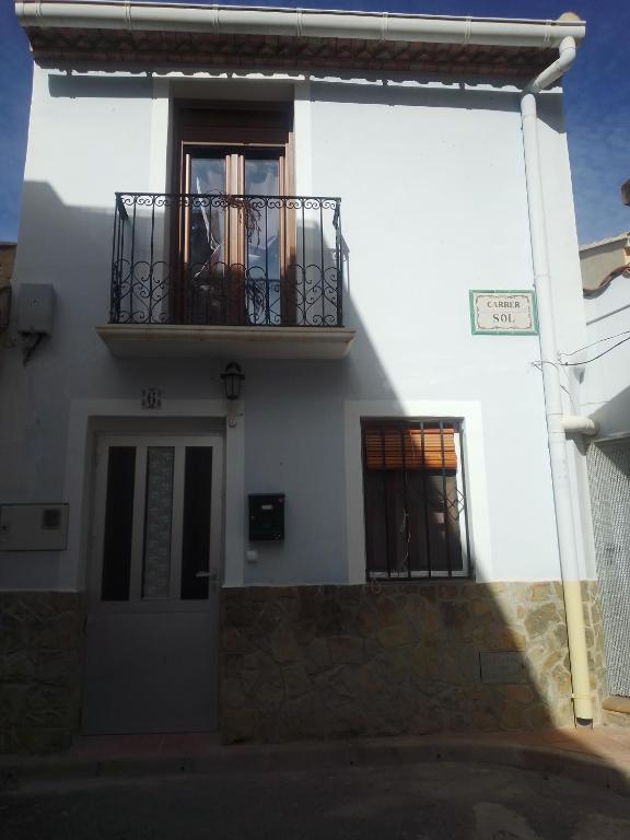 a white building with a balcony and a window at Casa Paula in Orcheta