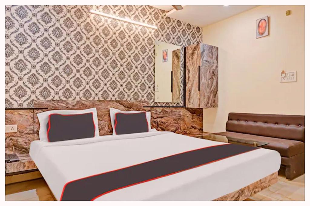 Ένα ή περισσότερα κρεβάτια σε δωμάτιο στο HOTEL TERENCE Near Sea Beach