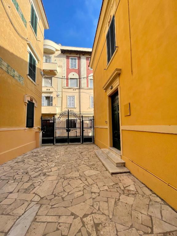 an alley between two buildings with a gate at Casa Vacanze Il Corallo in Anzio
