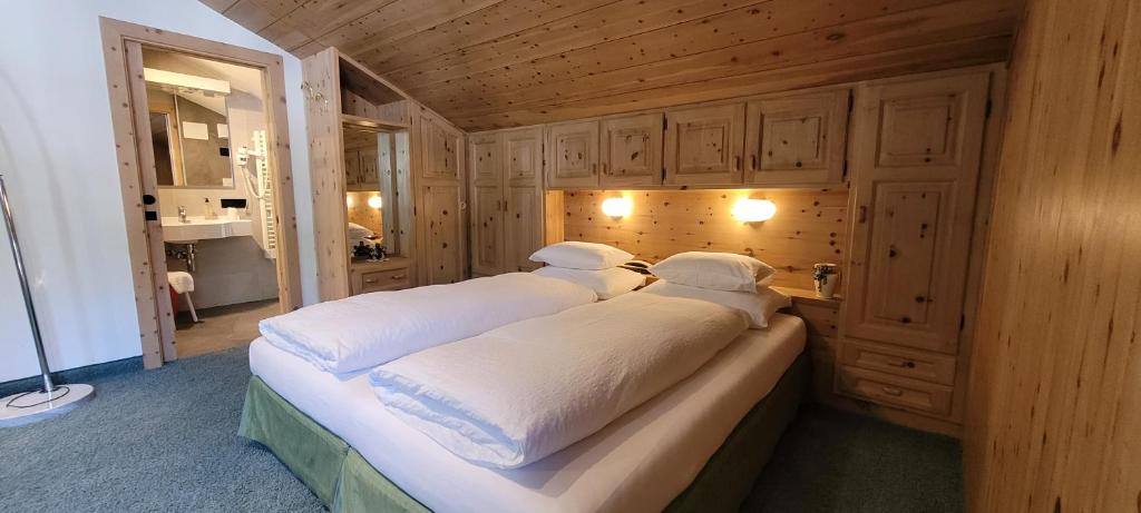 Postel nebo postele na pokoji v ubytování Hotel Garni Royal