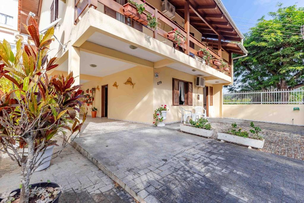 einen Innenhof eines Gebäudes mit Balkon in der Unterkunft Espaçosa Casa a 200 Metros da Praia de Bombas in Bombas