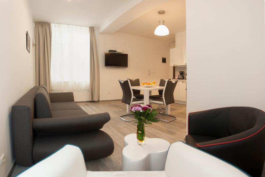 Televízia a/alebo spoločenská miestnosť v ubytovaní Old Square Apartment