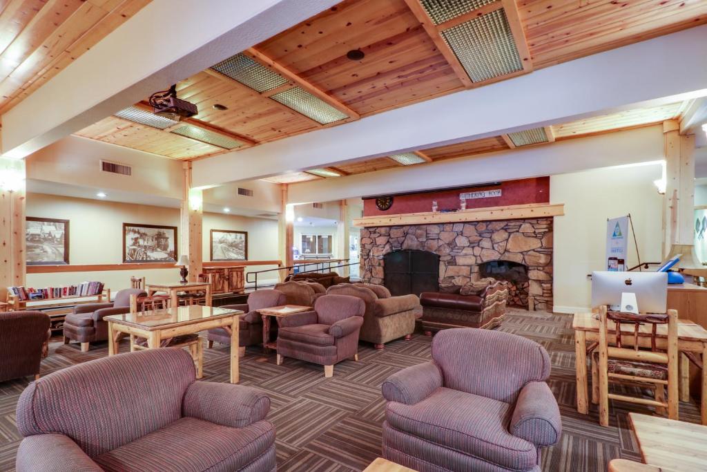 Posezení v ubytování Snowpeak Chalet in Tahoe Donner