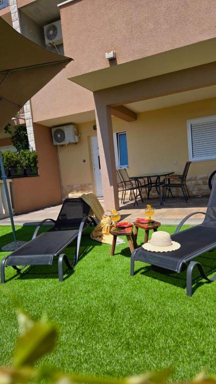 Vonkajšia záhrada v ubytovaní Apartments ONE PALM
