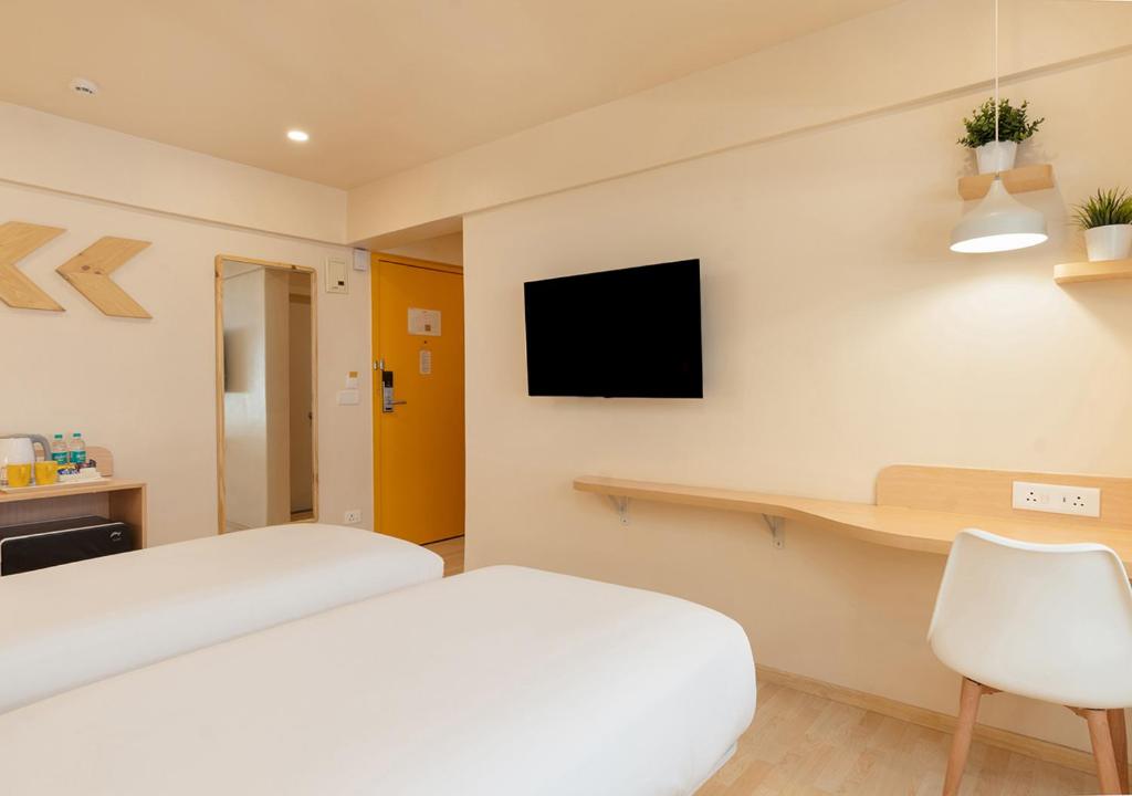 TV a/nebo společenská místnost v ubytování Bloom Hotel Balewadi