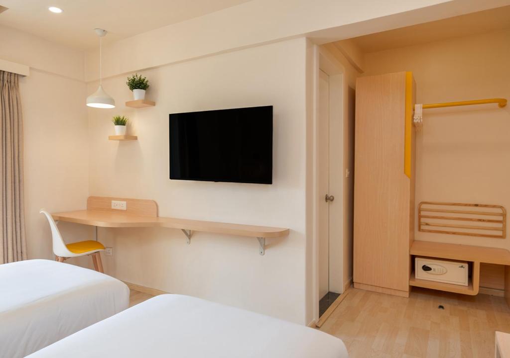 TV a/nebo společenská místnost v ubytování Bloom Hotel Balewadi