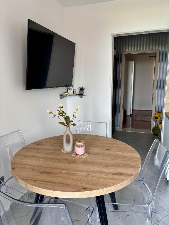 Televízia a/alebo spoločenská miestnosť v ubytovaní Apartments ONE PALM
