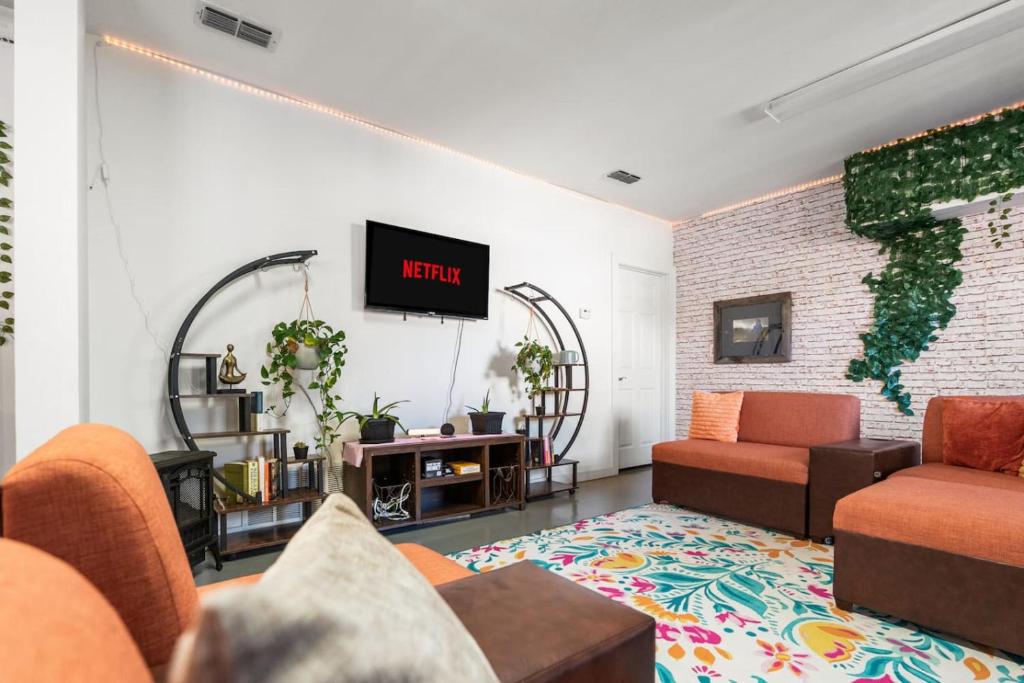 Posezení v ubytování Walk to outlets free designated parking