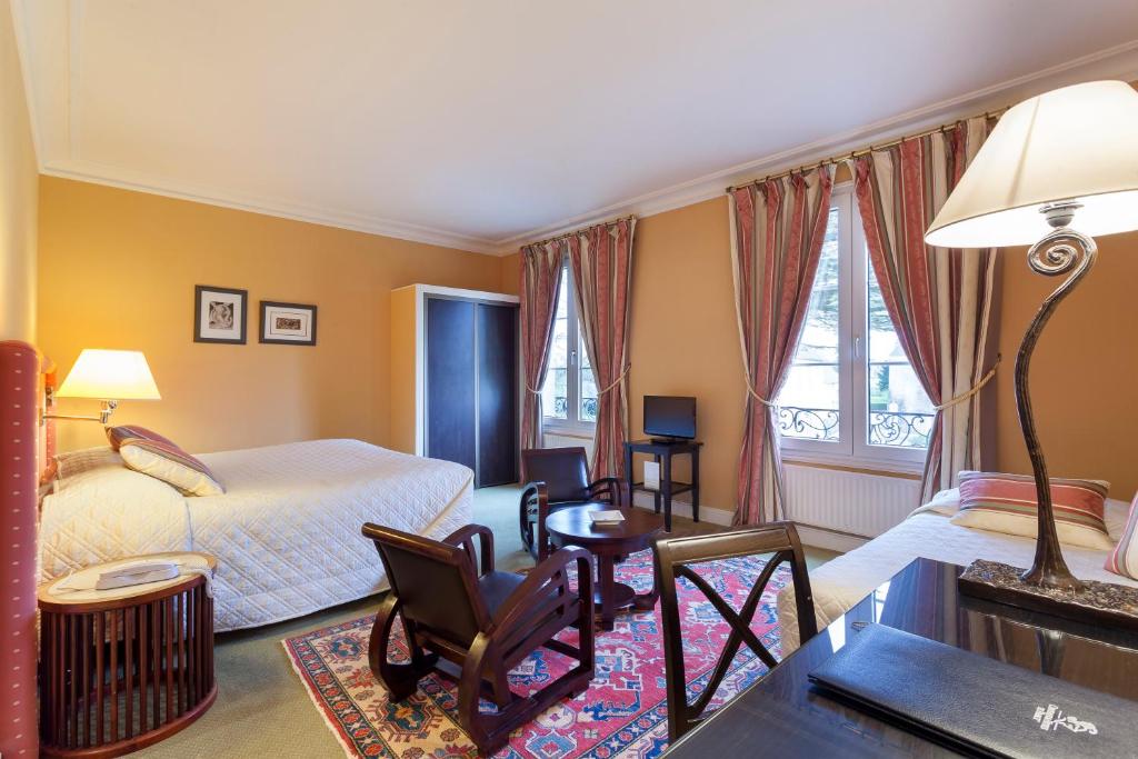 Postel nebo postele na pokoji v ubytování Grand Hôtel "Château de Sully" - Piscine & Spa -Teritoria