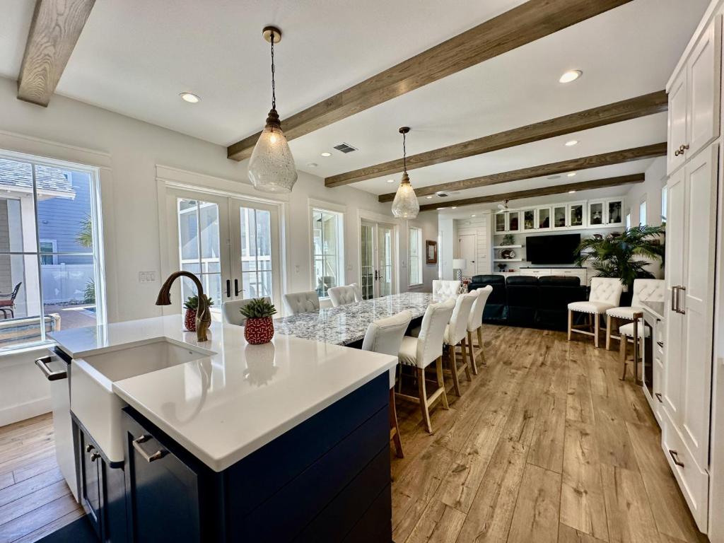 Una cocina y una sala de estar con una isla y una encimera. en Birdies and Bos Beach Bungalow, en Port Aransas