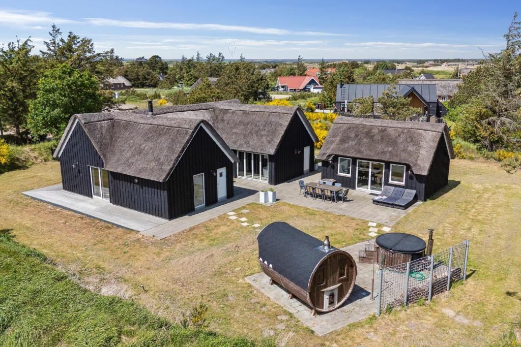 une vue aérienne d'une maison noire avec un belvédère dans l'établissement Feriehus 3003, à Ringkøbing