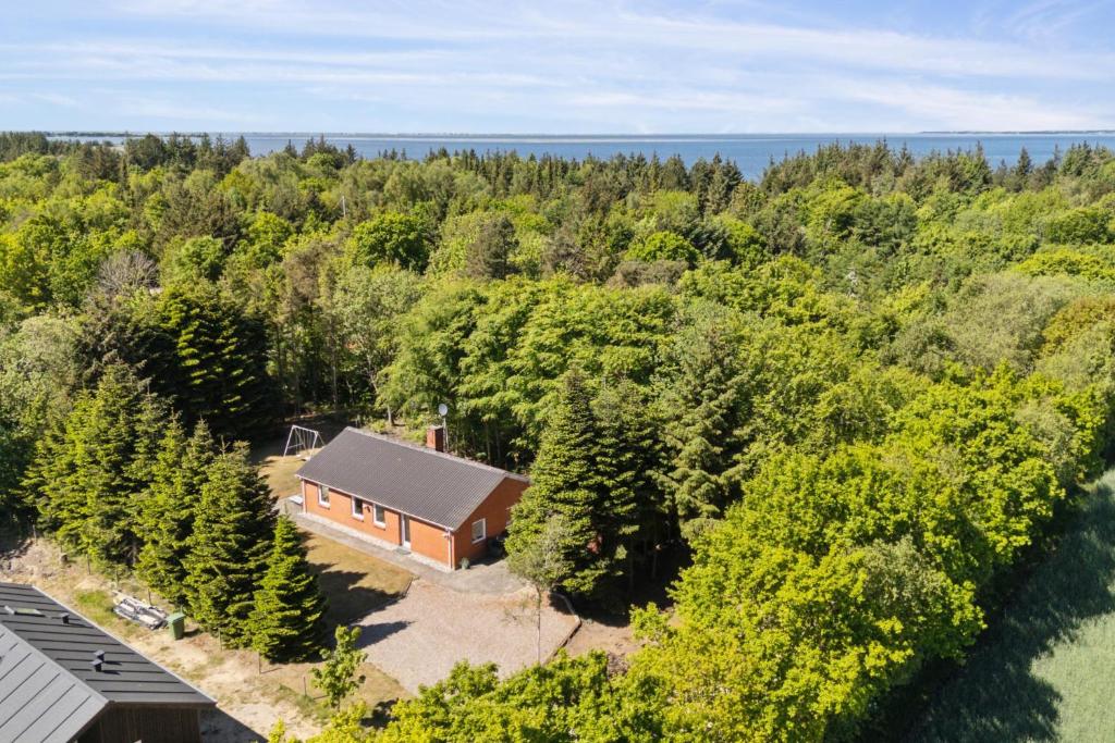 una vista aérea de una casa en el bosque en Feriehus 2008, en Ulfborg