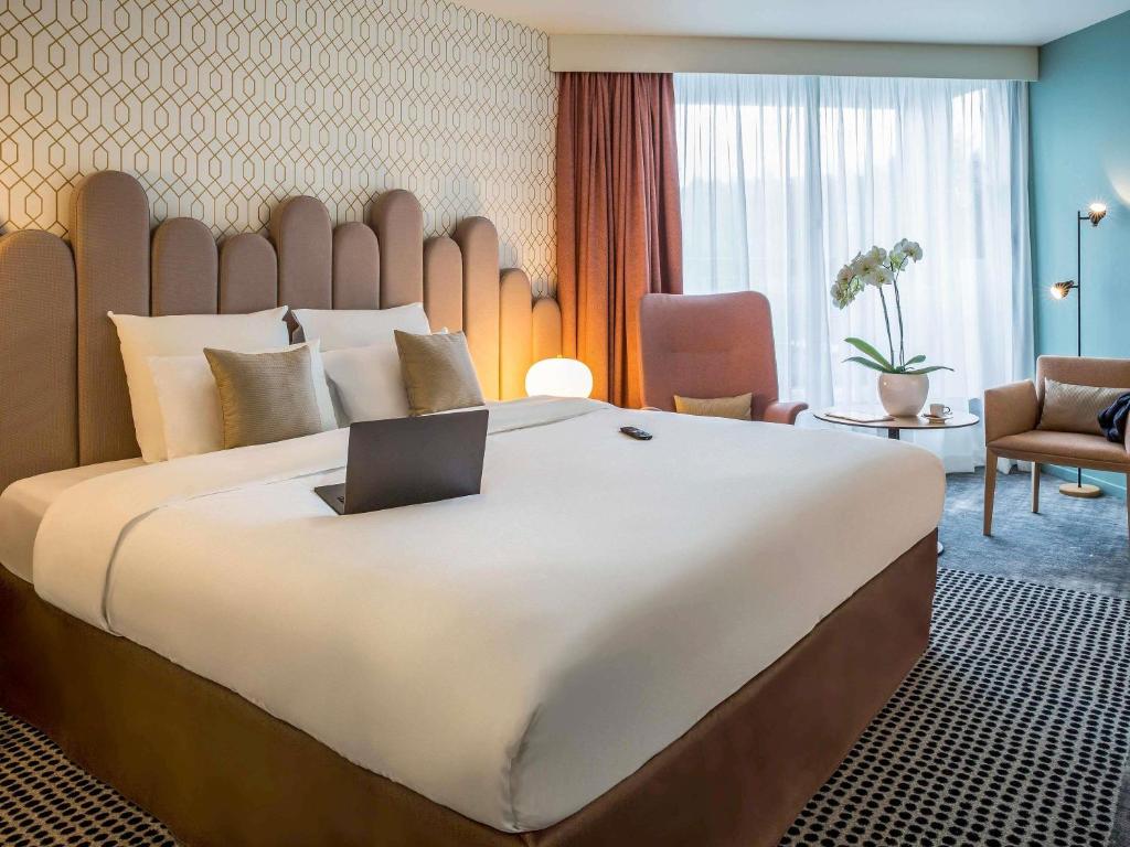 Postel nebo postele na pokoji v ubytování Mercure Aix-les-Bains Domaine de Marlioz Hôtel & Spa