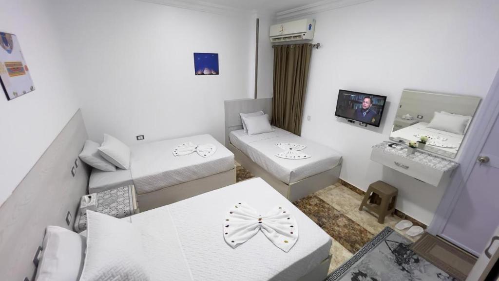 Postel nebo postele na pokoji v ubytování Golden Pyramids Alaska Inn
