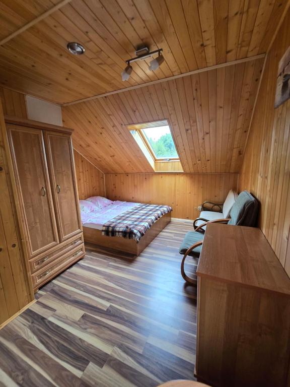 een kamer met een bed en een bureau in een hut bij domek monika in Okuninka