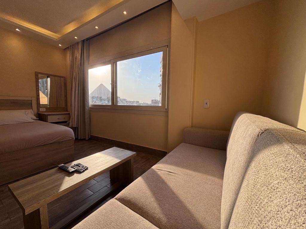 Postel nebo postele na pokoji v ubytování Hassan Pyramids Hotel