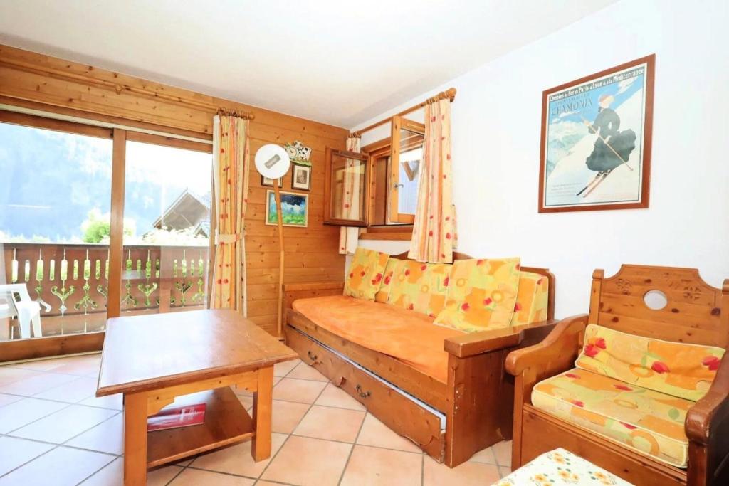 un salon avec un canapé et une table dans l'établissement Résidence Les Hauts De Chavants - Hauts de Chavants Bellachat 1 MAE-7730, aux Houches