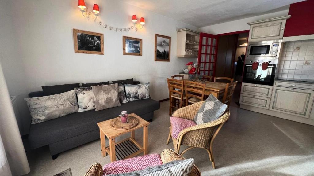 un salon avec un canapé et une table dans l'établissement Residence Tigny - 3 pièces 6 personnes 3 exposé Est MAE-7944, à Valloire