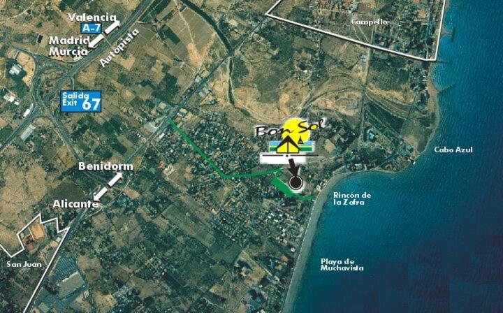 Un mapa de una isla con un letrero amarillo. en Camping Bon Sol en El Campello