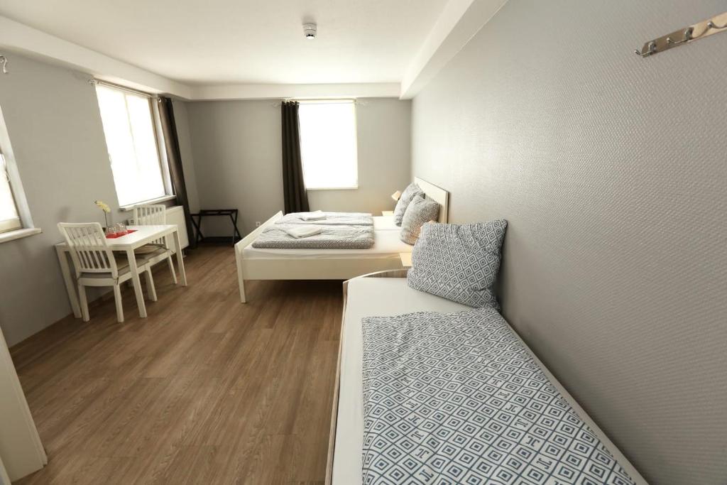 Postel nebo postele na pokoji v ubytování Hotel am Rathaus Adii