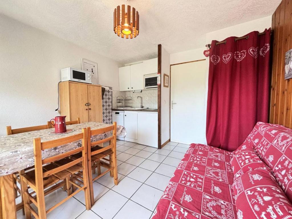 - un salon avec un canapé et une table à manger dans l'établissement Résidence Les Balcons Du Charvin - Appartement exposé sud avec vue nature MAE-3234, à Notre-Dame-de-Bellecombe