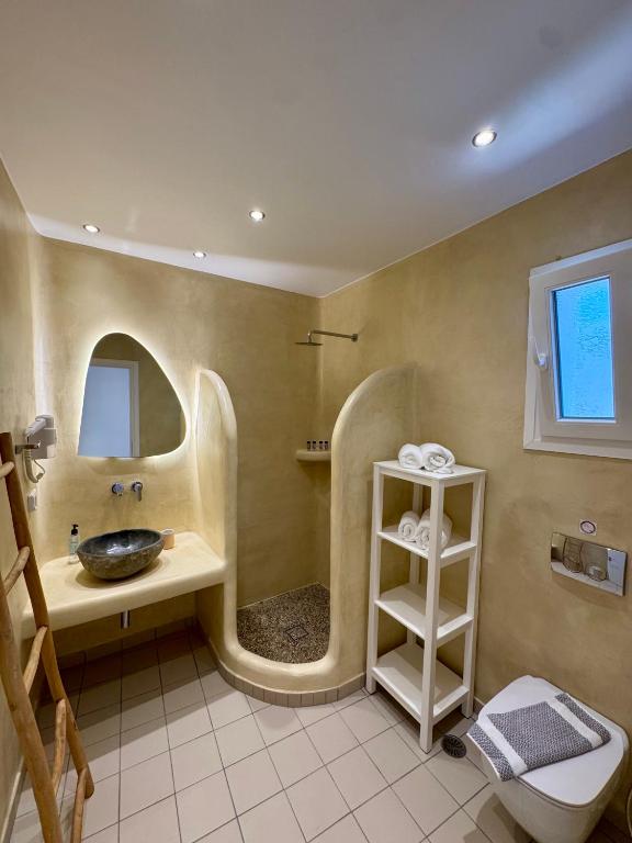 Koupelna v ubytování Naxos Grand Hotel